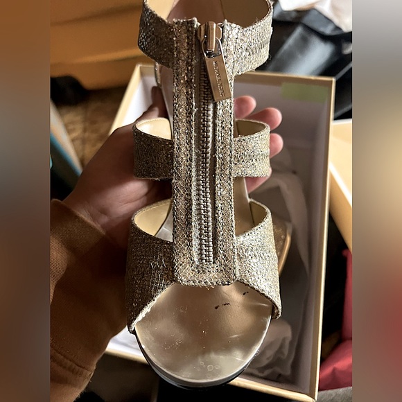 Michael Kors Berkley T Strap Silver/Metallic/Glitter 3.5" Heel, Size 7.5 - Picture 2 of 3